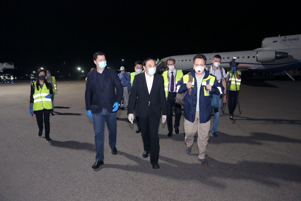 В аэропорт Алматы прибыли врачи для борьбы с коронавирусом